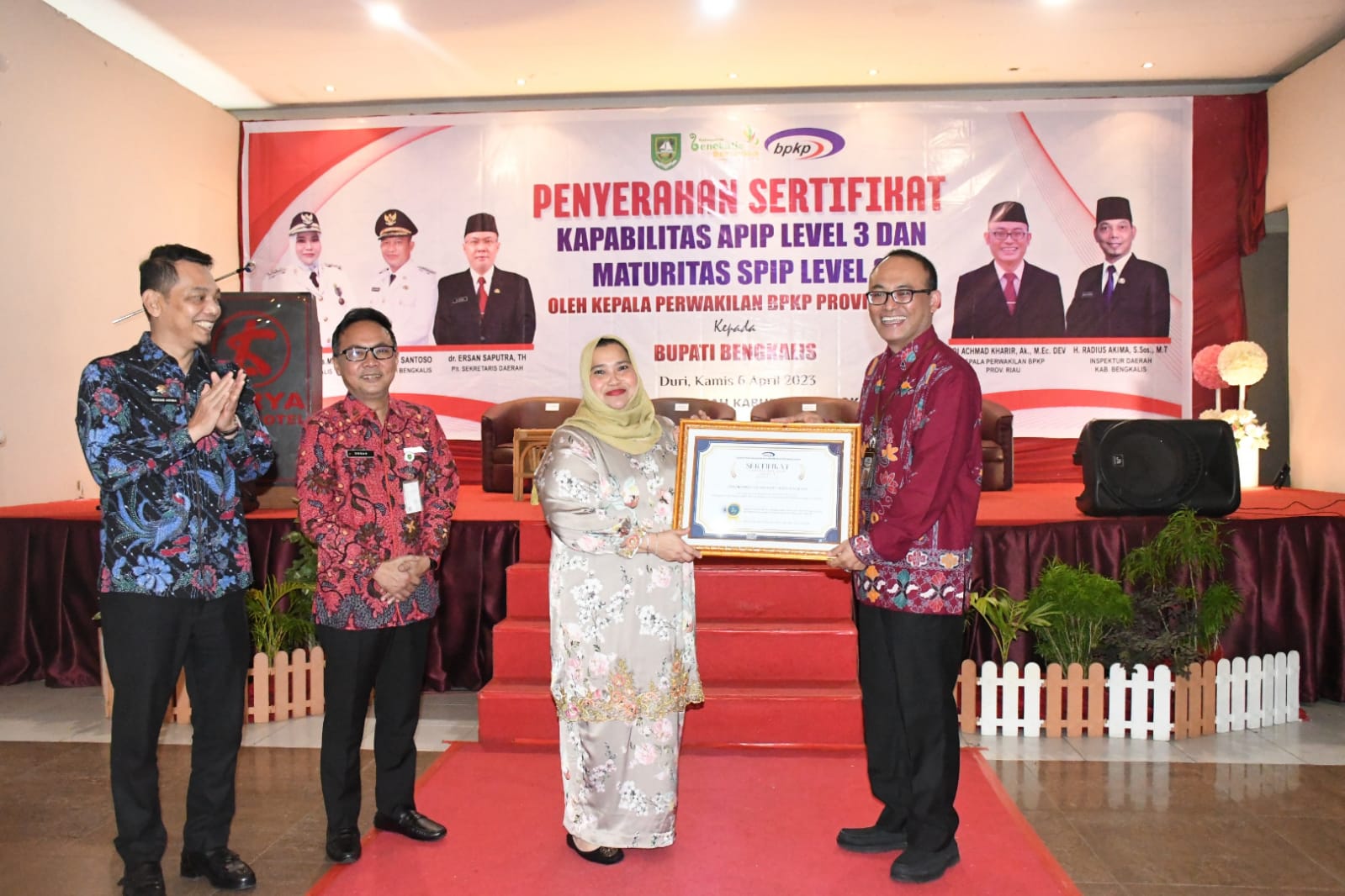 Bupati Kasmarni terima sertifikat dari BPKP Riau