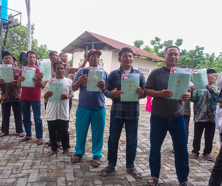 Warga Okura menerima sertifikat tanah hasil konsolidasi tanah dari Kementerian ATR/BPN pada 31 Mei 2024. Foto: Surya/Riau1.