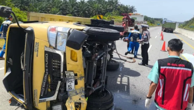 Pengemudi Pajero Sport Tabrak Truk Colt Diesel di Km 10 Tol Permai