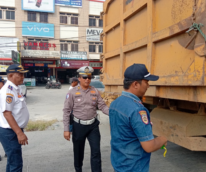 Petugas gabungan saat razia truk ODOL. Foto: Istimewa.