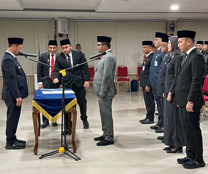 Wali Kota Pekanbaru Agung Nugroho (kiri) saat melantikan enam pejabat eselon III di Aula MPP, Jumat (8/8/2025). Foto: Surya/Riau1.