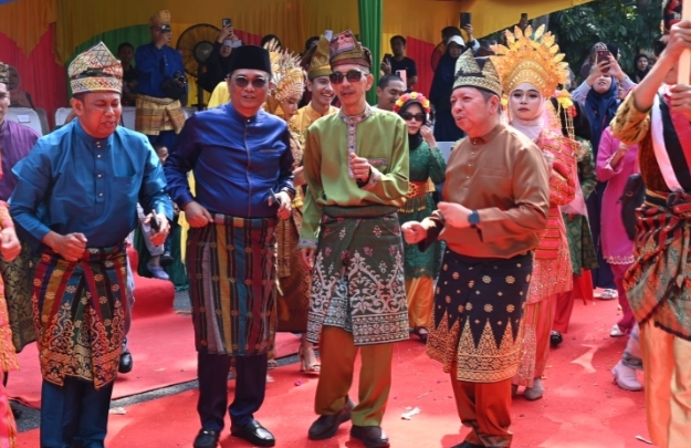 Staf Ahli Bupati Bengkalis Hadir Pawai Budaya Hari Jadi Prov Riau