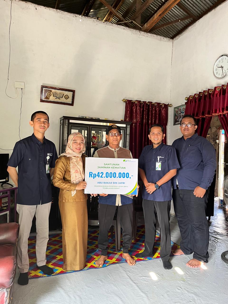 Penyerahan secara simbolis oleh Lurah Tembilahan Barat Bersama Pihak BPJS Ketenagakerjaan Inhil