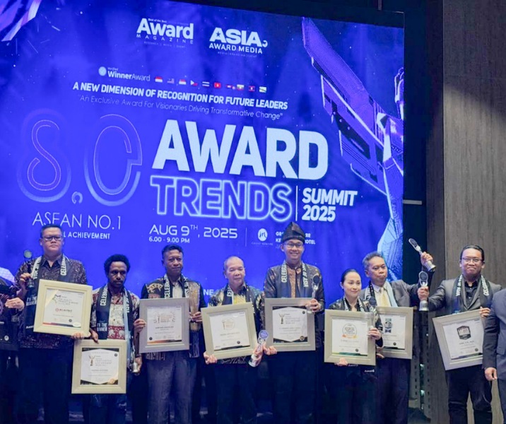 Ketua Masjid Paripurna Agung Ar Rahman Pekanbaru Subli meraih penghargaan bergengsi dari Indonesia Award Magazine 2025 di Jakarta, Sabtu (9/8/2025). Foto: Istimewa.