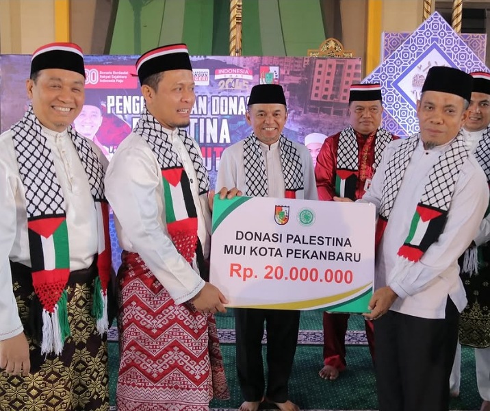 Wali Kota Pekanbaru Agung Nugroho mendonasikan uang Rp20 juta untuk Palestina. Foto: Istimewa.