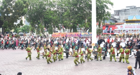 Jadi Magnet Warga Bengkalis Saat Penurunan Bendera Merah Putih Diiringi Seni Budaya