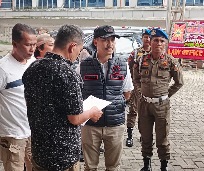 Kepala Satpol PP Pekanbaru Yuliarso saat akan menyegel tempat hiburan malam Heaven Two. Foto: Istimewa.