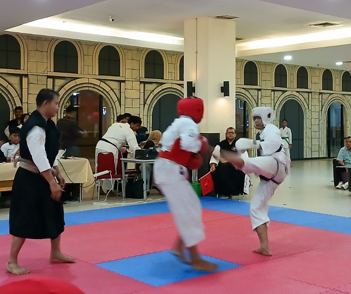 Kejuaraan Kempi antar dojo di Mal Pekanbaru, Sabtu (29/11/2025). Foto: Surya/Riau1.