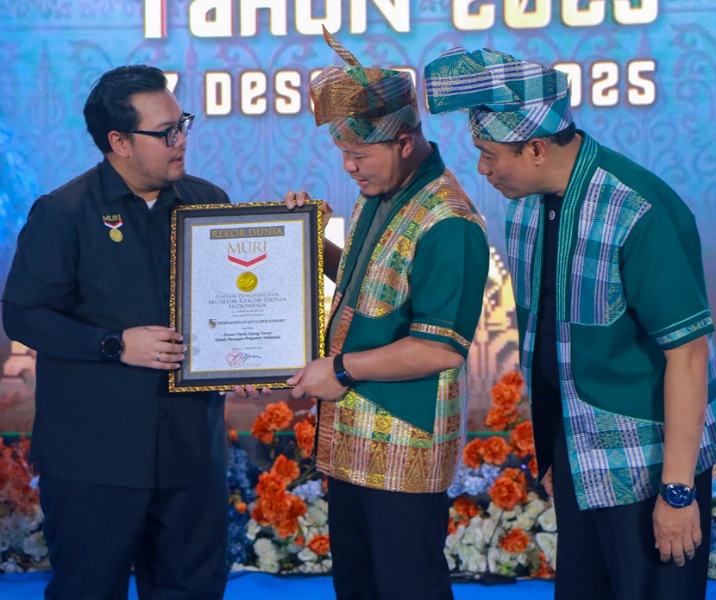 Wali Kota Pekanbaru Agung Nugroho bersama Wawako Markarius Anwar menerima piagam dari MURI atas pencapaian tepuk tepung tawar terbanyak saat nikah massal. Foto: Istimewa.
