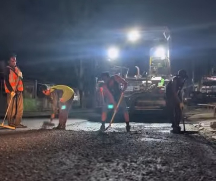 Dinas PUPR Pekanbaru saat proses overlay Jalan Teratai, Sukajadi. Foto: Istimewa.