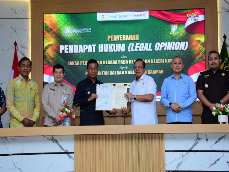 Penyerahan penghargaan untuk Bupati Kampar