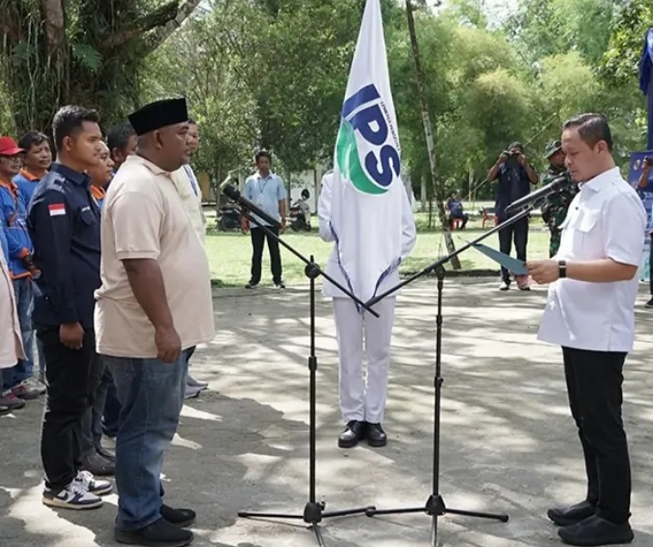 Wali Kota Pekanbaru Agung Nugroho melantik Ketua Forum LPS Suprapto bersama para pengurus di Taman Wisata Alam Mayang, Sabtu (20/12/2025). Foto: Istimewa.