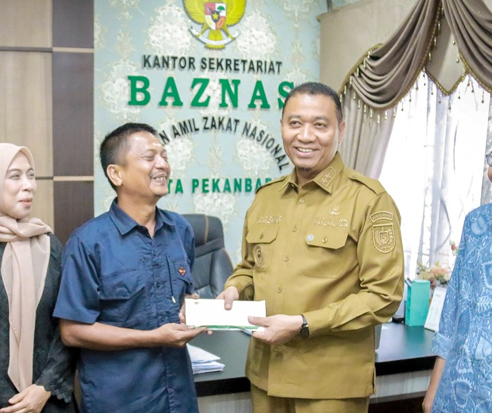Wawako Pekanbaru Markarius Anwar menyalurkan bantuan kepada korban kebakaran di Kantor Baznas. Foto: Istimewa.