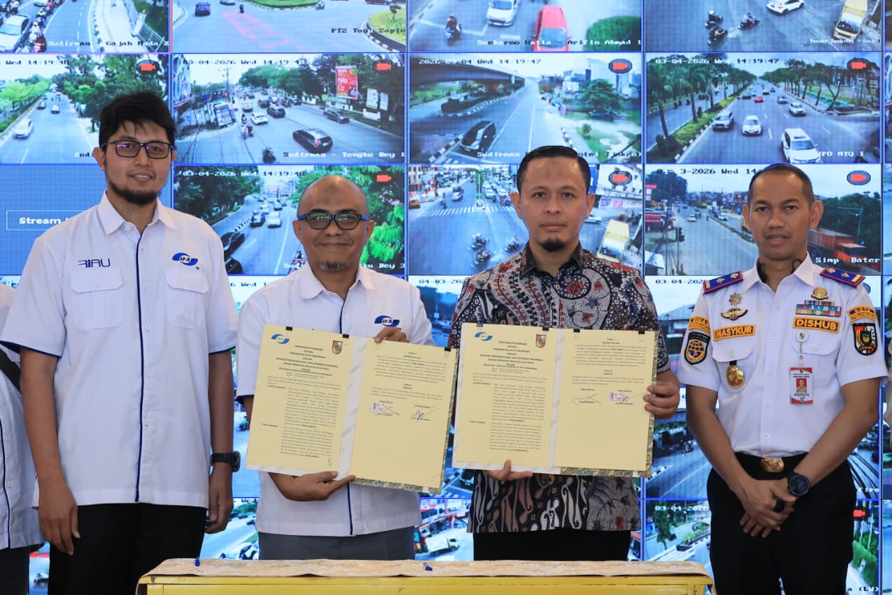 Wali Kota Pekanbaru Agung Nugroho menandatangani MoU dengan Ketua BPW APJII Riau Trio Gunawan. Foto: Istimewa.
