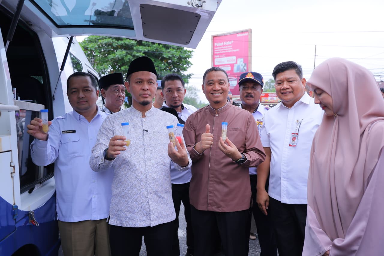 Wali Kota Pekanbaru Agung Nugroho dan Wawako Markarius bersama Kepala BBPOM Alex Sander melihatkan uji labor dari takjil yang dijual di Pasar Ramadan di Jalan WR Supratman, Rabu (4/3/2026). Foto: Istimewa.