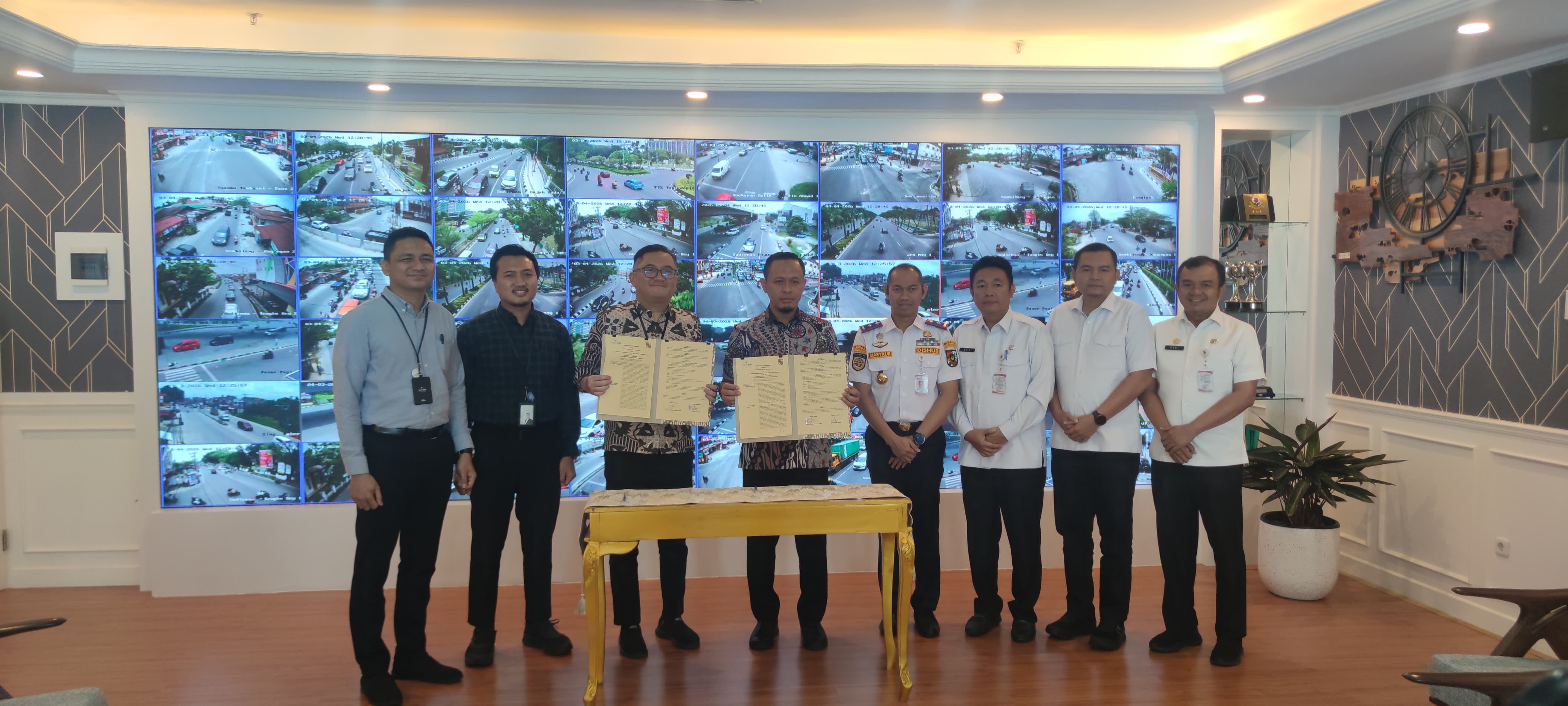 Wali Kota Pekanbaru Agung Nugroho menandatangani MoU dengan Bank BJB terkait renovasi halte. Foto: Istimewa.