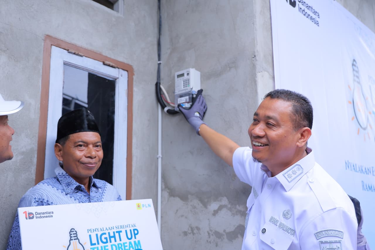 Wawako Pekanbaru Markarius Anwar menyalakan listrik di rumah warga kurang mampu. Foto: Istimewa.