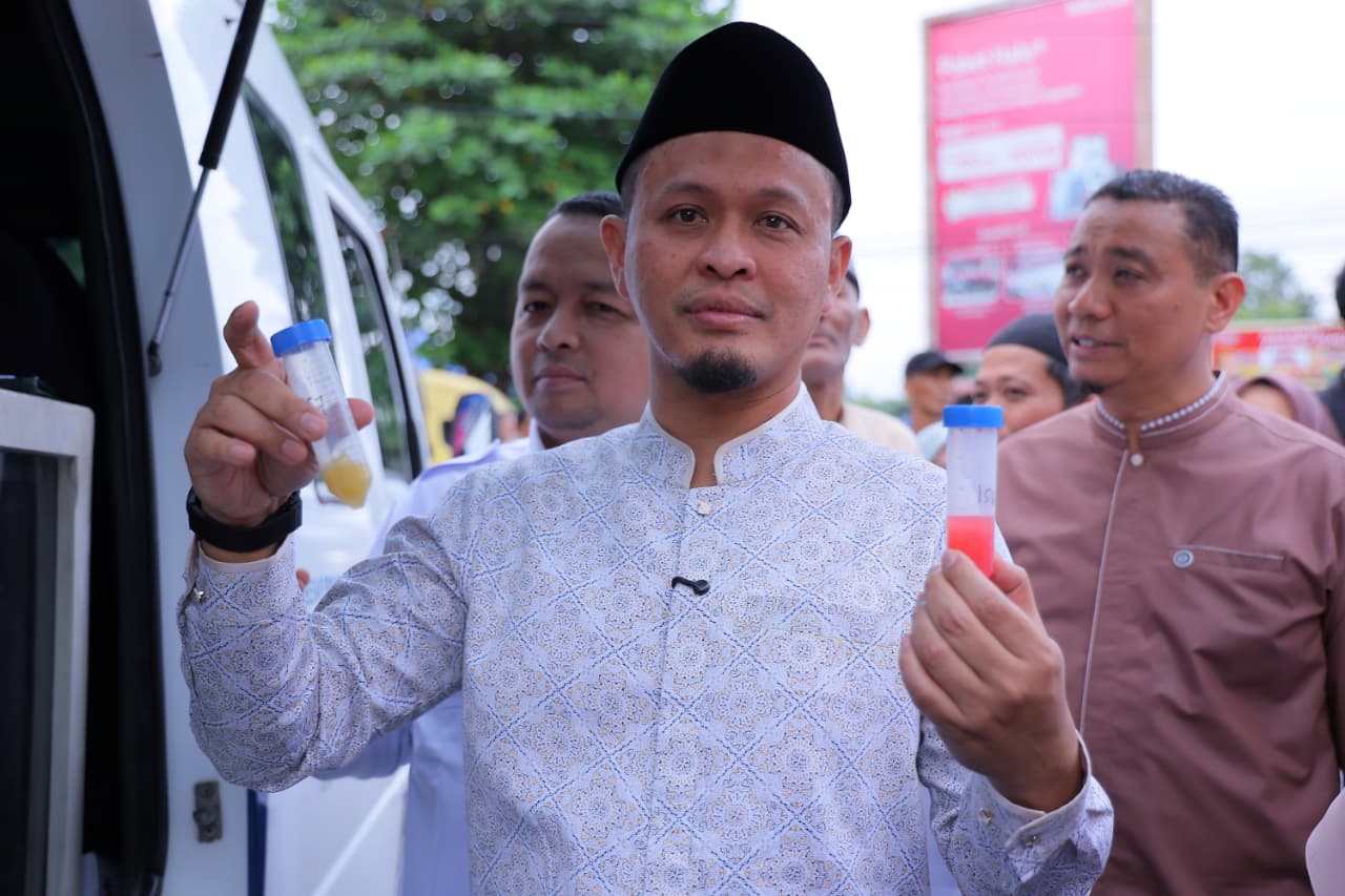 Wali Kota Pekanbaru Agung Nugroho melihatkan uji sampel BBPOM dari takjil yang dijual di Pasar Ramadan, samping Mapolda Riau. Foto: Surya/Riau1.