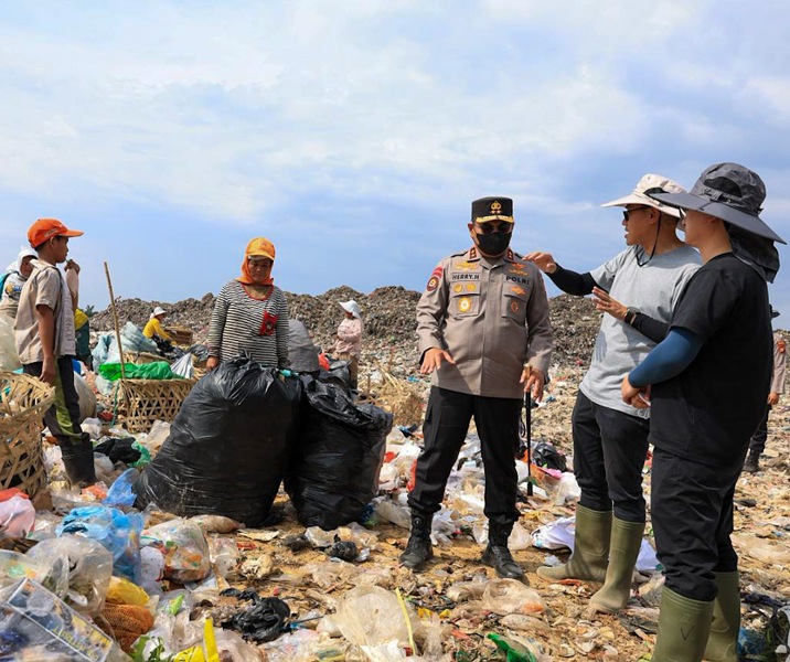Kapolda Riau Irjen Herry Heryawan saat meninjau TPA 2 Muara Fajar. Foto: Istimewa.