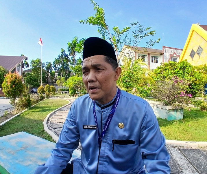 Kepala SMP Negeri Madani Pekanbaru Abdurrahman. Foto: Surya/Riau1.
