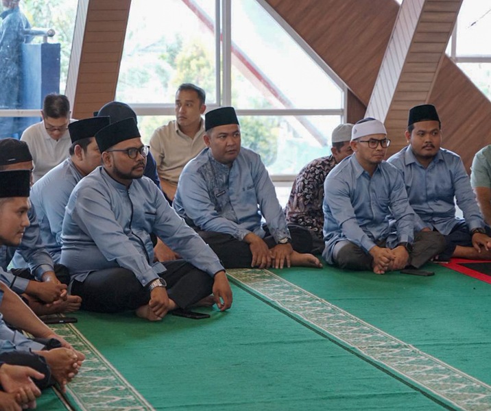Para guru SMP Negeri Madani Pekanbaru saat mendengarkan arahan wali kota, Sabtu (7/3/2026). Foto: Istimewa.