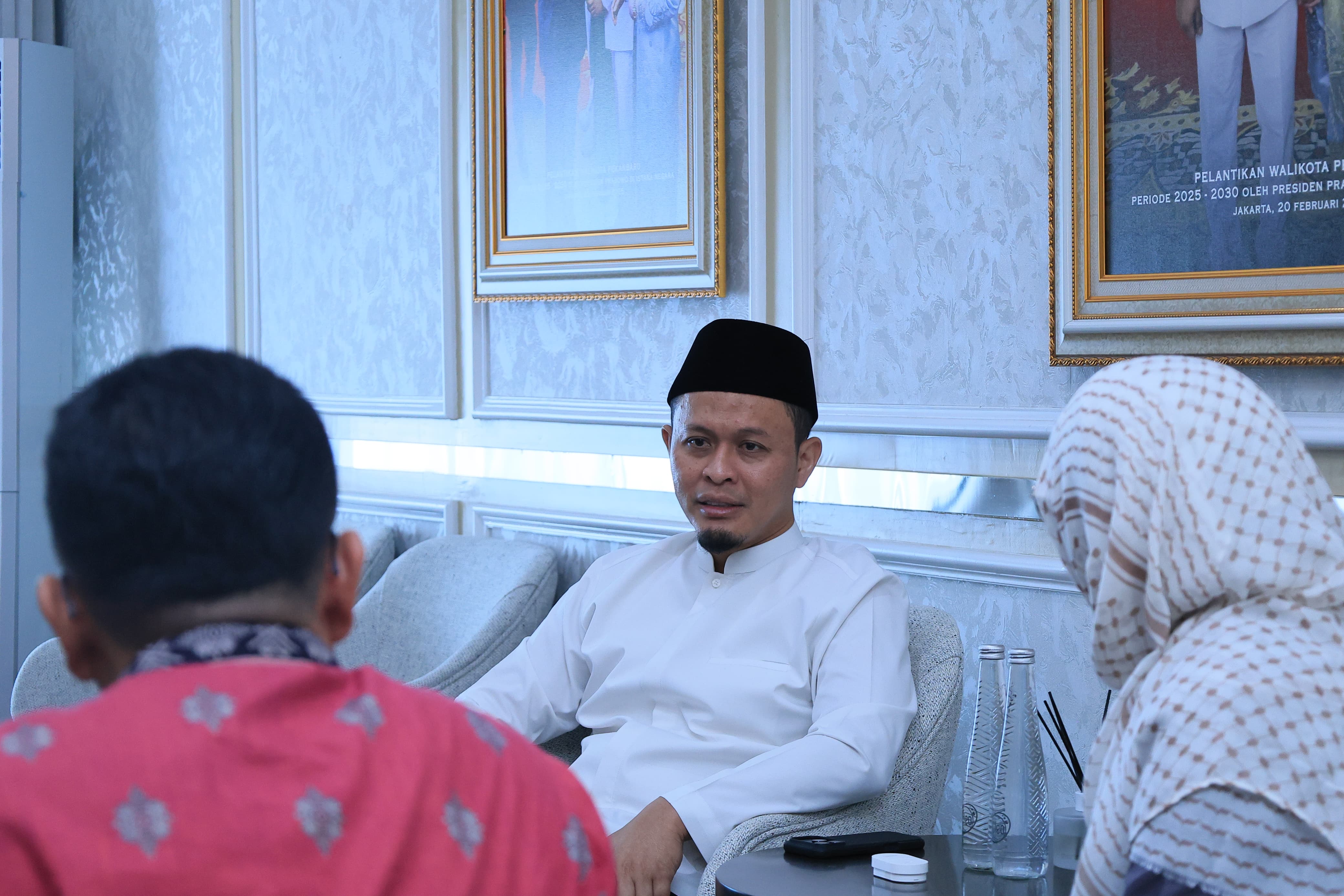 Wali Kota Pekanbaru Agung Nugroho saat membahas rencana kerja sama dengan UIN Suska di rumah dinas, Jumat (6/3/2026). Foto: Istimewa.