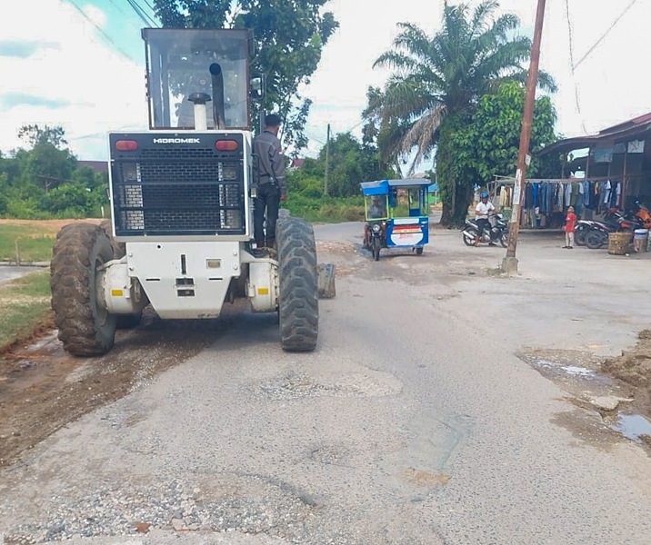 Perbaikan Jalan Teluk Leok di Rumbai Timur telah dimulai. Foto: Istimewa.