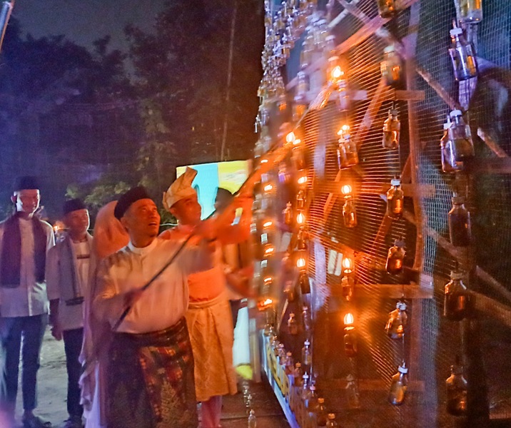 Wawako Pekanbaru Markarius Anwar menghidupkan lampu colok dalam Festival Lampu Colok di Jalan Makmur, Tangkerang Labuai, Bukit Raya, Minggu (15/3/2026). Foto: Surya/Riau1.