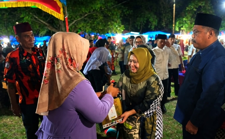 Malam 27 Ramadhan, Bupati Kasmarni Bagikan Sembako di Bazar Bersama Bermasa