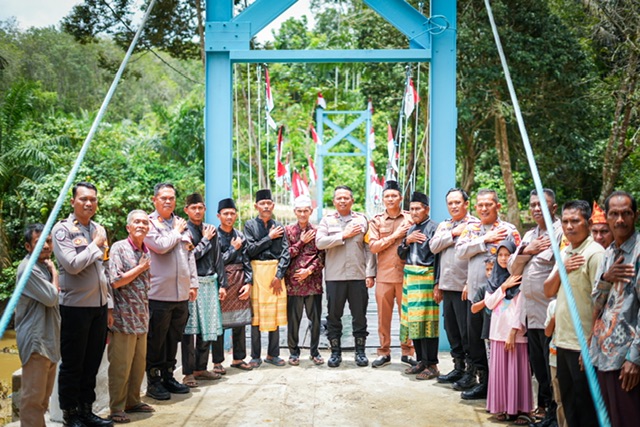 Polri Resmikan Jembatan Gantung Merah Putih Presisi di Desa Serombou Indah
