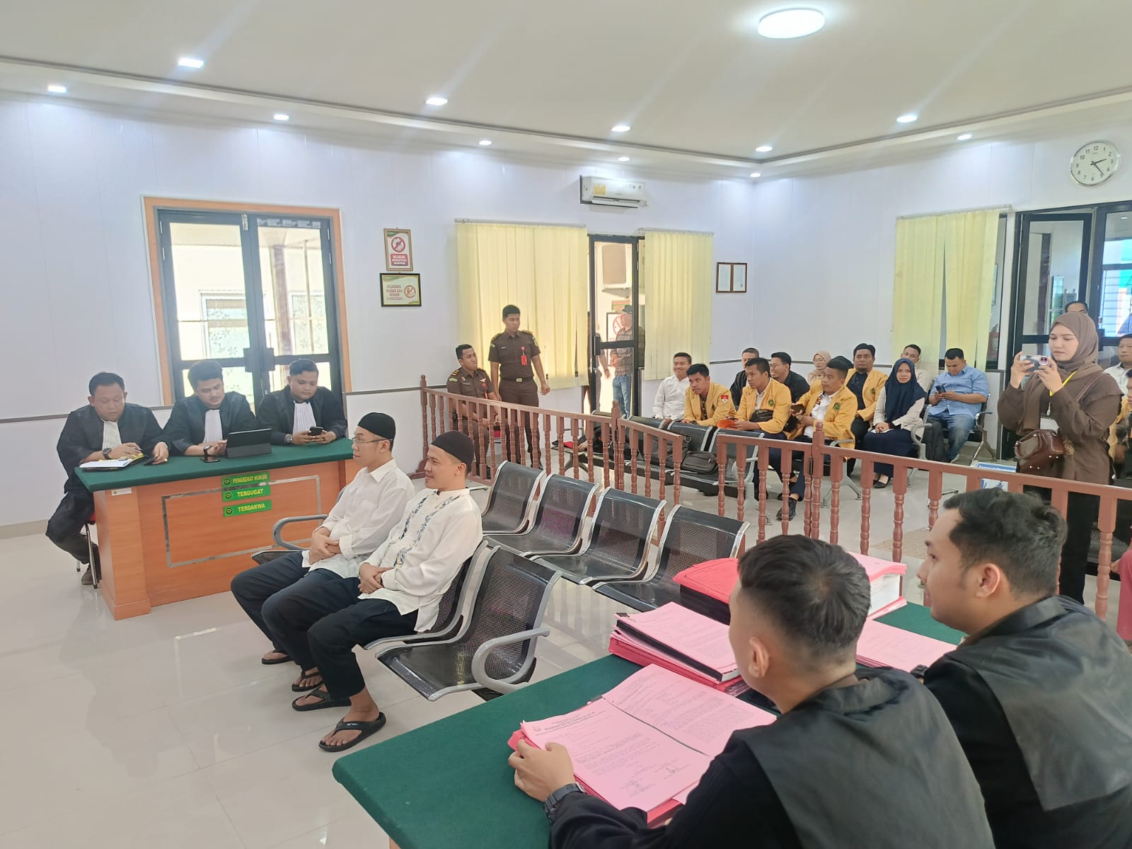 Kedua Terdakwa saat menjalani sidang dengan agenda pembacaan tuntutan dari JPU