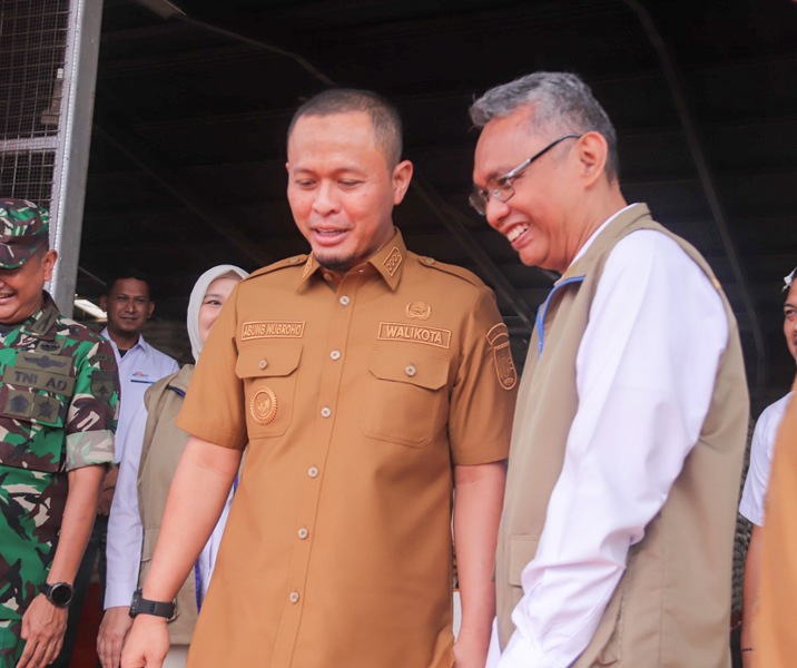 Wali Kota Pekanbaru Agung Nugroho bersama Kepala Kanwil Perum Bulog Riau-Kepulauan Riau (Kepri) Dani Satrio. Foto: Istimewa.