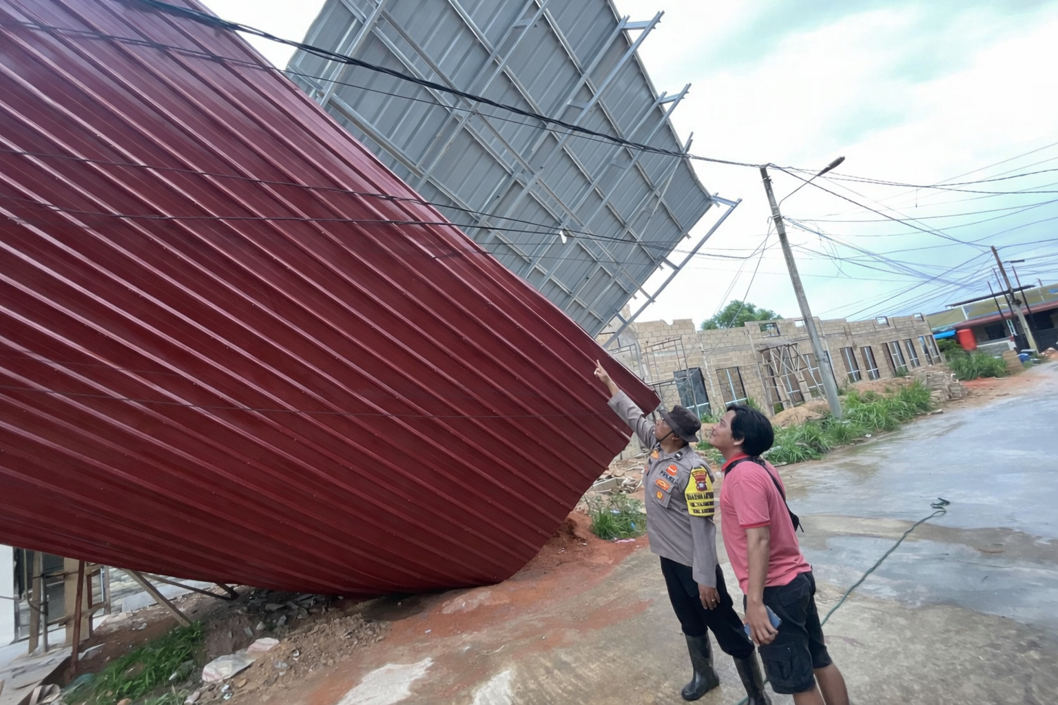 Atap Rumah Terbang Akibat Puting Beliung di Sekupang