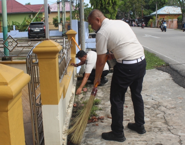 Pimpin Aksi Bersih Bersih Masjid di Desa Senggoro, Kalapas: Aksi ini Merupakan Wujud Dedikasi