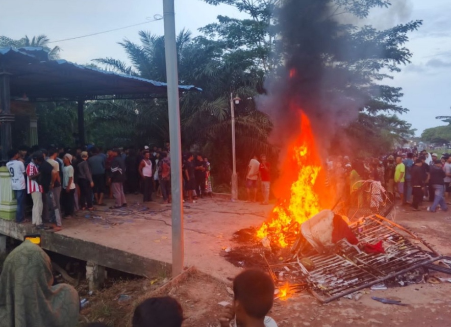 Aksi massa membakar di dekat rumah yang diduga bandar narkoba