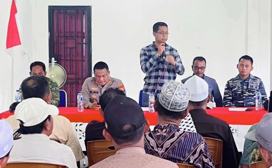 Wabup Rohil, Jhony Charles saat pertemuan dengan tokoh dan perwakilan masyarakat Panipahan