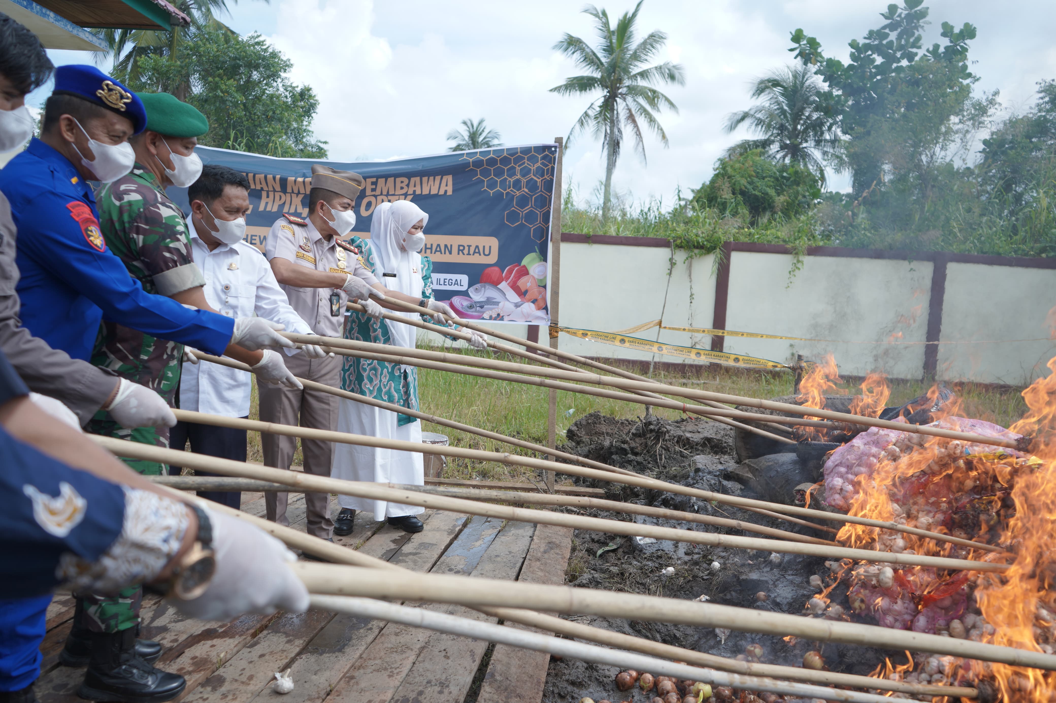 Pemusnahan pangan ilegal di Tembilahan