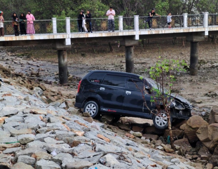 Minibus yang menabrak sejumlah motor di Karimun/Batampos