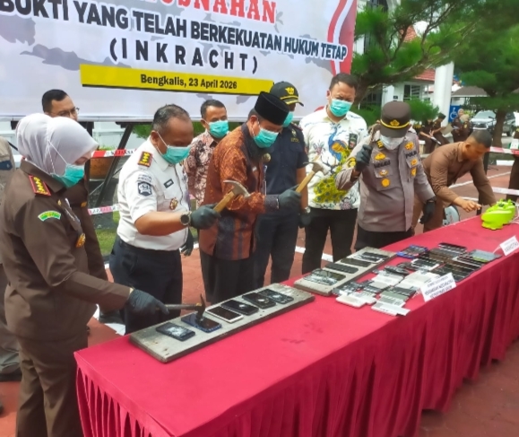 Pemusnahan BB Kejaksaan Negeri Bengkalis Dibakar dan Dibelender