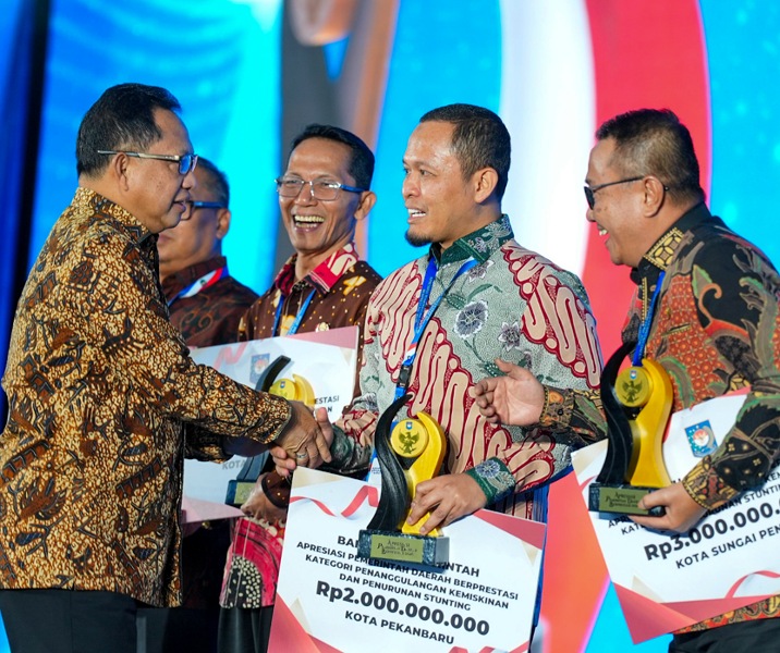 Wali Kota Pekanbaru Agung Nugroho menerima penghargaan dari Mendagri Tito Karnavian kategori penanggulangan kemiskinan dan penurunan stunting, Sabtu (25/4/2026). Foto: Istimewa.