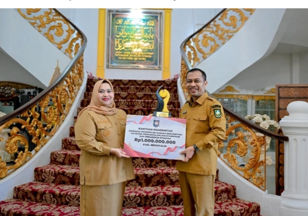Wabup Bengkalis Serahkan Penghargaan Nasional kepada Bupati di Wisma Sri Mahkota
