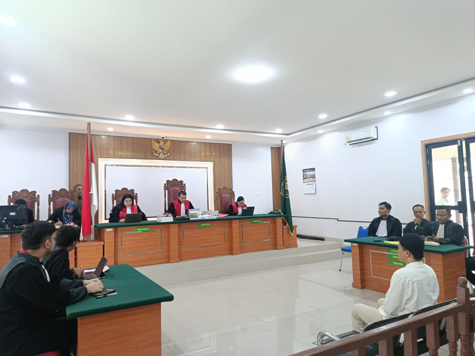 Majelis Hakim saat persidangan pembacaan putusan di PN Tembilahan