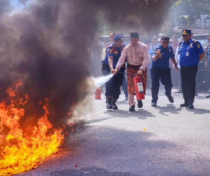 Wawako Pekanbaru Markarius Anwar saat menggunakan APAR. Foto: Istimewa.