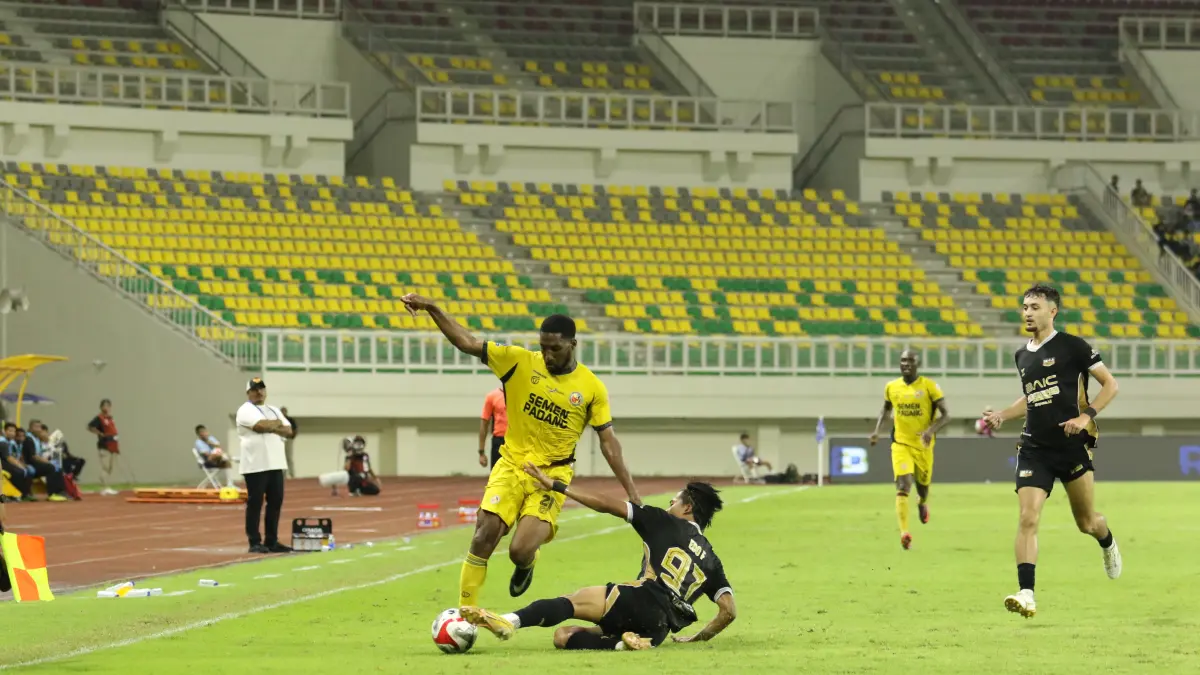 Laga Dewa United vs Semen Padang FC