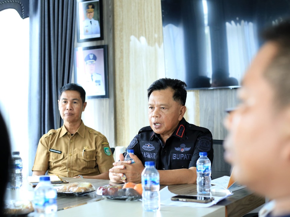  Bupati Kepulauan Meranti, H. Asmar menerima aduan buruh