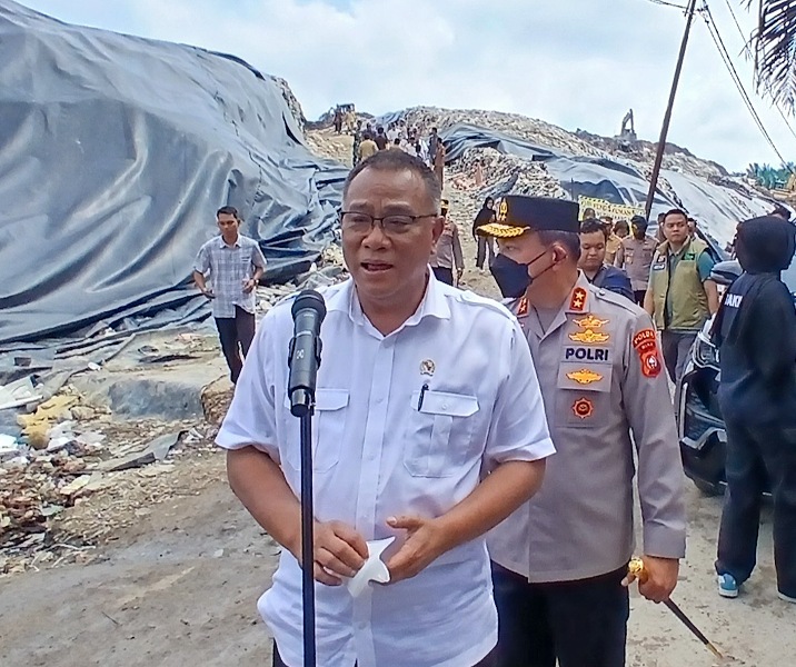 Menteri Lingkungan Hidup (LH) Jumhur Hidayat saat meninjau TPA 2 Muara Fajar, Kecamatan Rumbai Barat, Selasa (5/5/2026). Foto: Surya/Riau1.