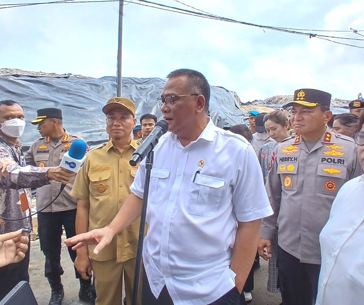 Menteri Lingkungan Hidup M Jumhur Hidayat usai meninjau proses penataan TPA 2 Muara Fajar di Pekanbaru, Selasa (5/5/2026). Foto: Surya/Riau1.