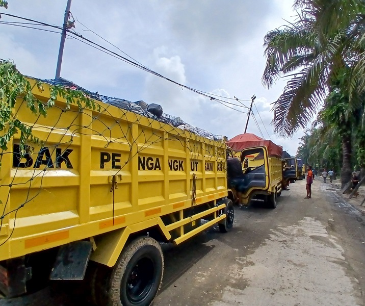 Puluhan truk pengangkut sampah antre saat akan masuk ke TPA 2 Muara Fajar. Foto: Surya/Riau1.