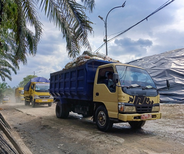 Truk bermuatan sampah memasuki TPA 2 Muara Fajar yang telah ditata PT ICE. Foto: Surya/Riau1.