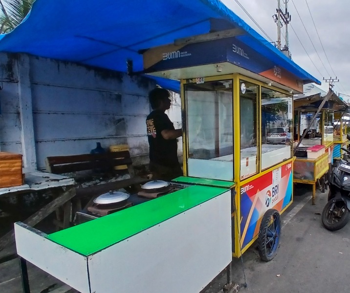 Novrial Chandra sedang menata peralatan untuk memasak martabak manis di Jalan Sam Ratulangi, Pekanbaru. Foto: Surya/Riau1.